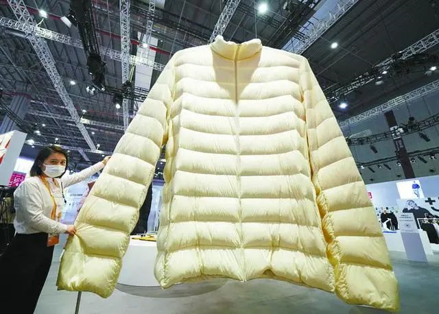 优衣库2.7米巨型样衣亮相进博会，对“中国市场”有信心